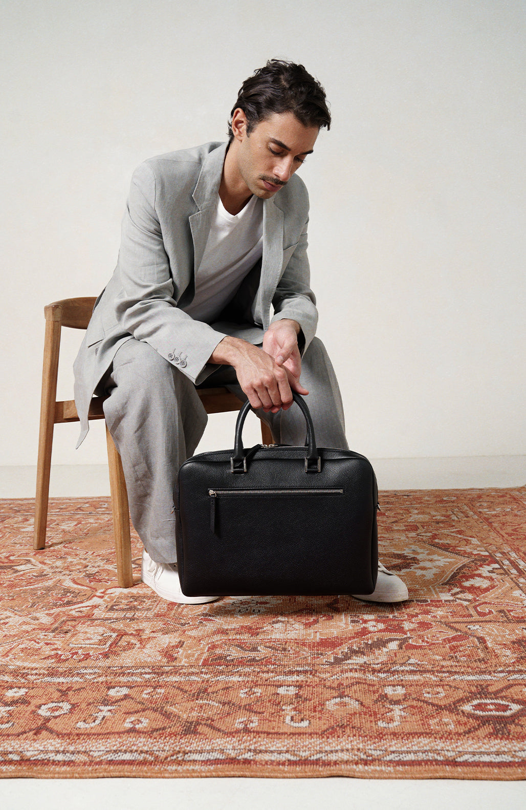Le Slim Briefcase - Léo et Violette #black_pebbled_leather