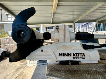 Electric Motor Minn Kota with mounting bracket