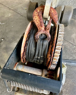Trailer-Winch-An-extreme-example-of-a-corroded-winch