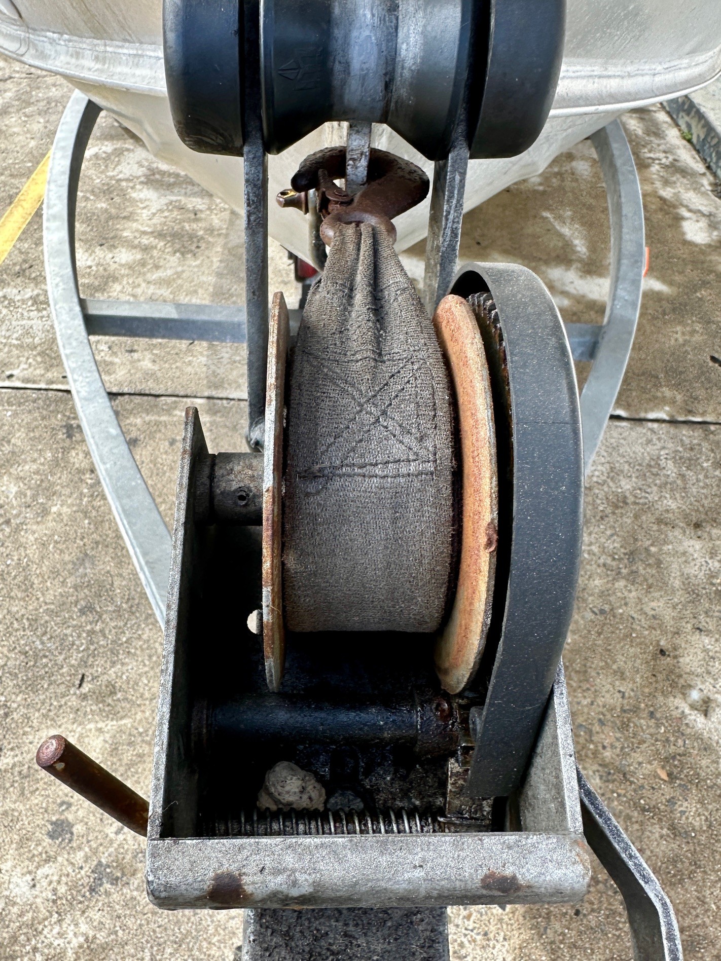 TrailerWinch-fatigued-and-corroded-winch